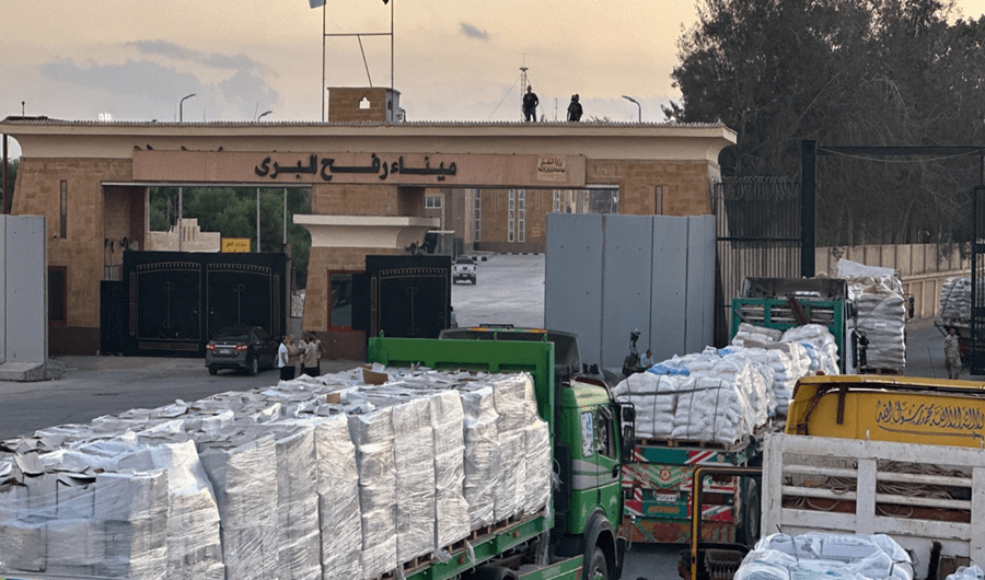الهلال الأحمر المصري يُطلق قافلة مساعدات إنسانية إلى غزة تزن 2.400 طن