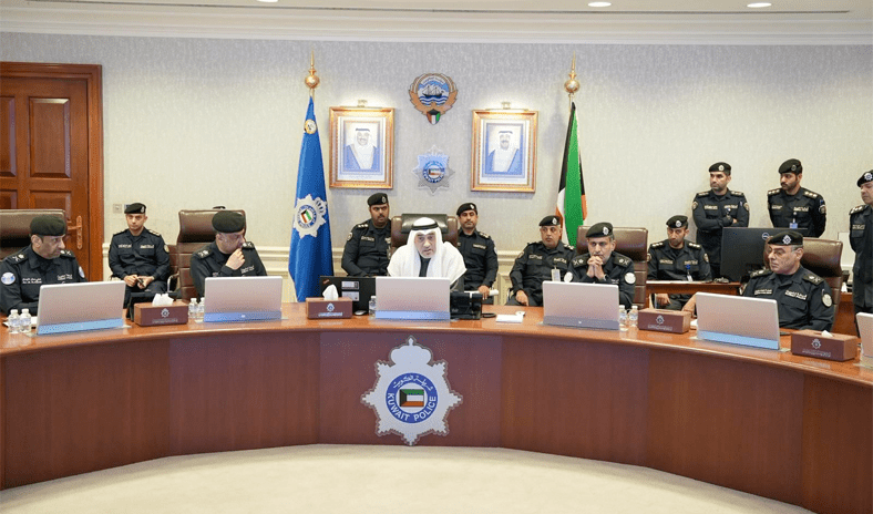 وزير الداخلية يترأس اجتماعاً مع القيادات الأمنية لمتابعة المستجدات الإقليمية