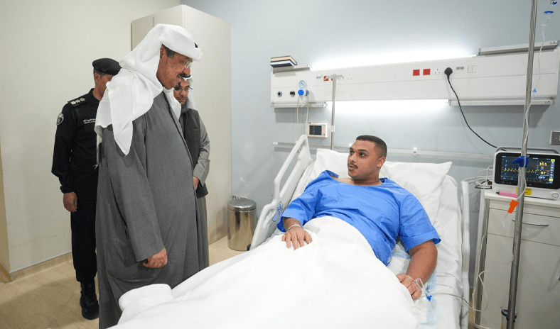 رئيس الوزراء يطمئن على حالة المواطنين والمقيمين الذين أصيبوا جراء الهجوم الذي استهدف مطار الكويت رئيس الوزراء يطمئن على حالة المواطنين والمقيمين الذين أصيبوا جراء الهجوم الذي استهدف مطار الكويت