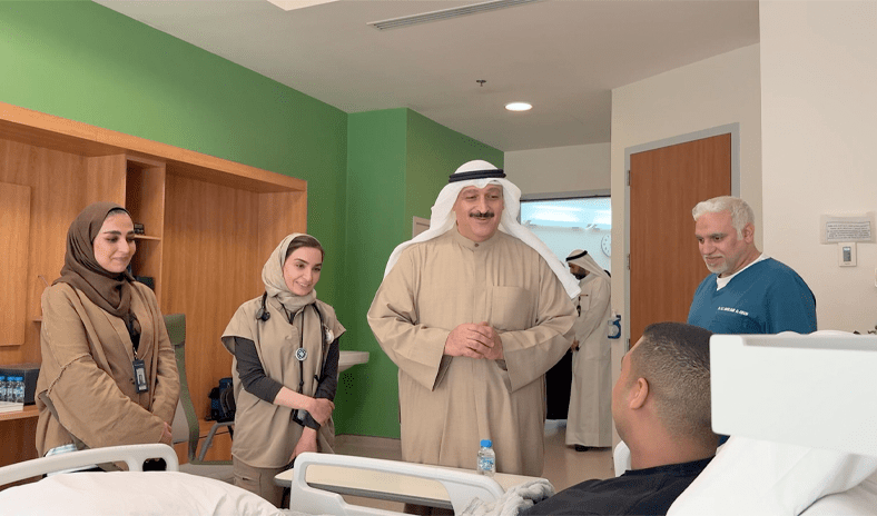 وزير الصحة يطمئن على حالة أحد منتسبي الجهات الأمنية المصاب أثناء تأدية واجبه في مطار الكويت
