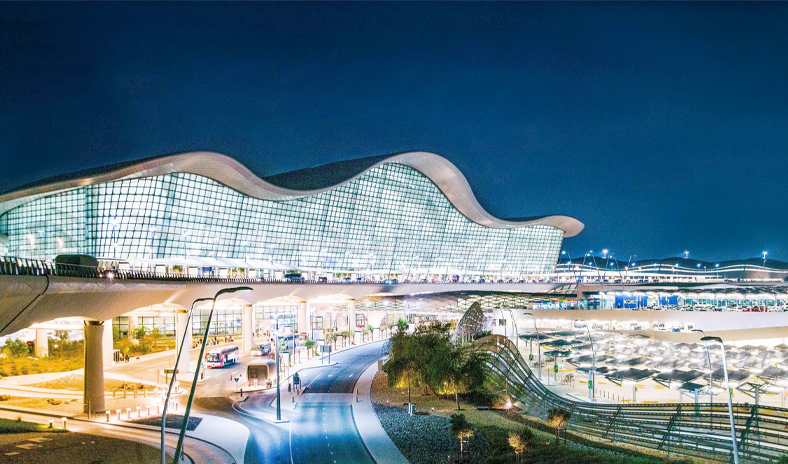 الإمارات: حالة وفاة و7 إصابات بحادثة اعتراض مسيرة استهدفت مطار زايد الدولي