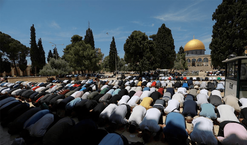 عشرات الآلاف من الفلسطينيين يؤدون صلاة الجمعة في المسجد الأقصى وسط إجراءات مشددة