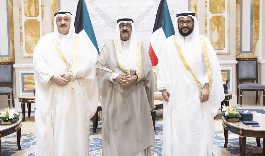 سمو الأمير يستقبل وزير الصحة ووكيل الوزارة الشيخ سلمان خليفة الصباح