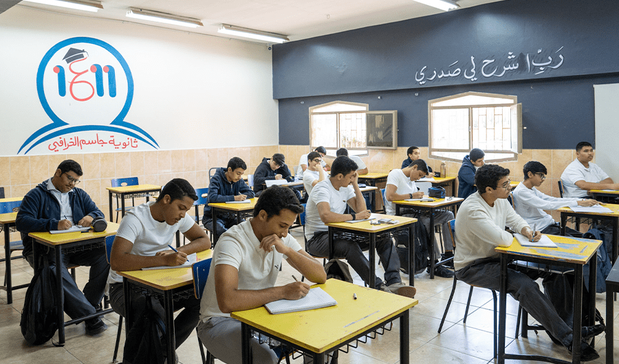 طلبة الثانوية العامة يستأنفون دراستهم حضورياً.. بعد انقطاع دام شهرين