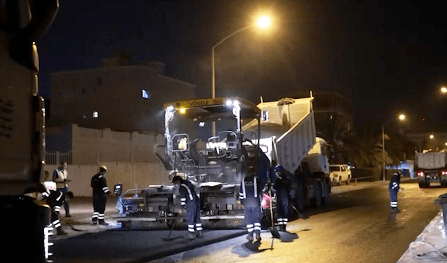 &laquo;الأشغال&raquo; تواصل الصيانة الجذرية للطرق في محافظة مبارك الكبير