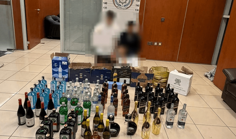 ضبط شخصين بحوزتهما 85 زجاجة يُشتبه بأنها مواد مسكرة في &laquo;حولي&raquo;