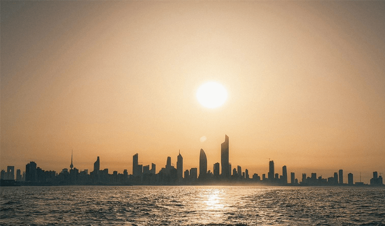 مدينة الكويت تزدان بأبراجها الشامخة بين وهج الغروب وسكينة البحر