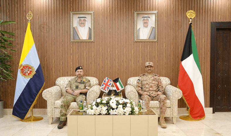 رئيس الأركان يبحث مع مستشار الدفاع الأول البريطاني تطوير التعاون المشترك