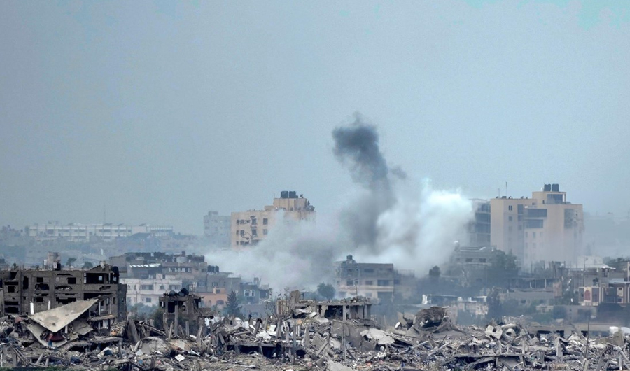 استشهاد فلسطينيين في غارة شنتها طائرات الاحتلال الإسرائيلي على مركبة مدنية غرب قطاع غزة