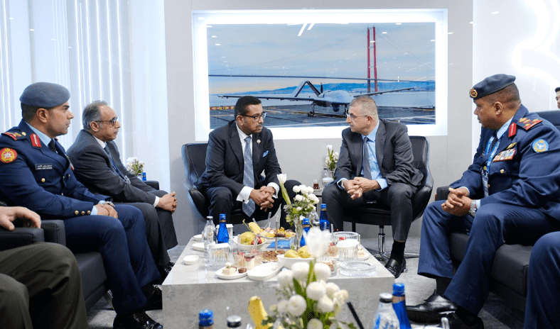 وزير الدفاع يبحث مع رئيس هيئة الصناعات الدفاعية التركية فرص الشراكة وتبادل الخبرات