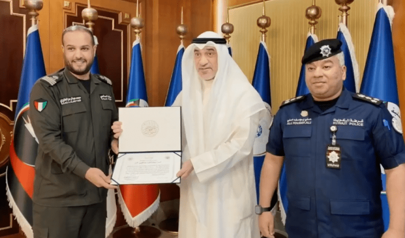 وزير الداخلية يكرم موظفاً بمنفذ السالمي لكشفه محاولة شخص دخول البلاد بشكل غير قانوني