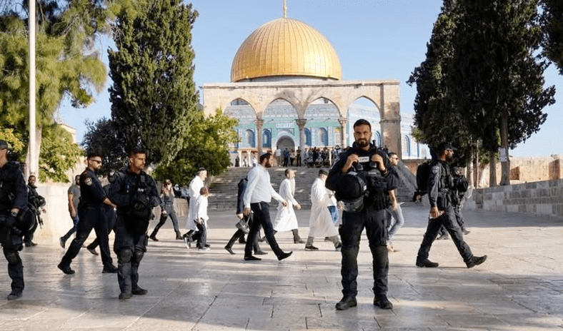 مستوطنون يقتحمون المسجد الأقصى ويؤدون طقوسا تلمودية