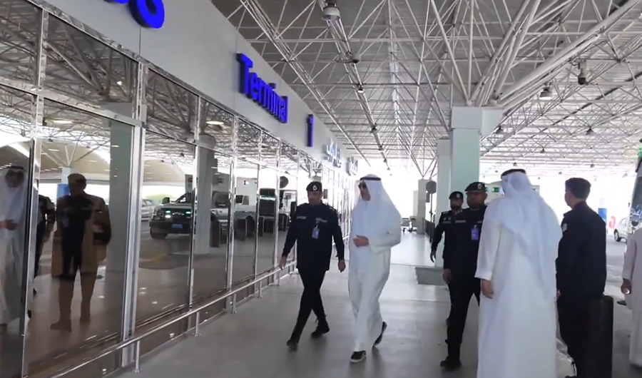 وزير الداخلية يتفقد مبنى الركاب &laquo;T1&raquo; في مطار الكويت الدولي عقب تعرضه لعدوان إيراني آثم