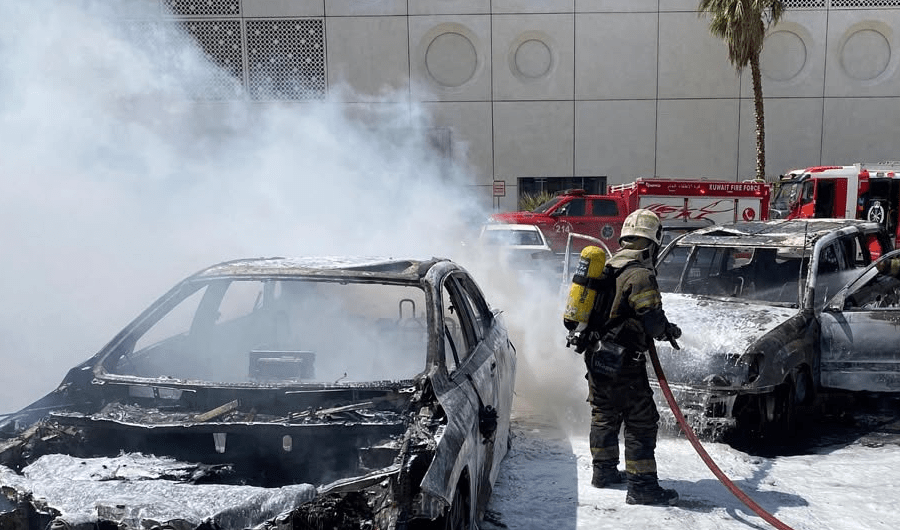 فرق الإطفاء تُسيطر على حريق مركبتين في مواقف مجمع تجاري بالعقيلة فرق الإطفاء تُسيطر على حريق مركبتين في مواقف مجمع تجاري بالعقيلة
