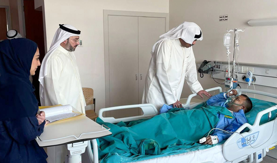 وزير الدفاع يطمئن على حالة المصابين جراء استهداف مطار الكويت الدولي