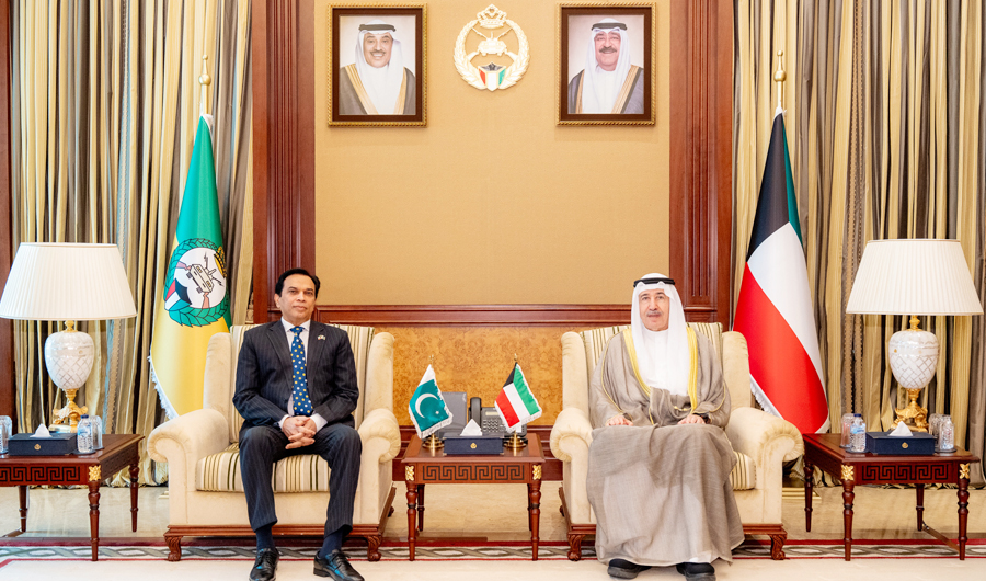 رئيس الحرس الوطني يبحث مع سفير باكستان موضوعات مشتركة رئيس الحرس الوطني يبحث مع سفير باكستان موضوعات مشتركة