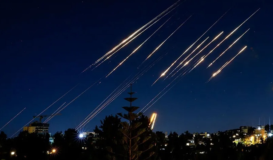 القناة 14 الإسرائيلية: أصوات انفجارات في وسط إسرائيل بعد إطلاق الصواريخ من إيران