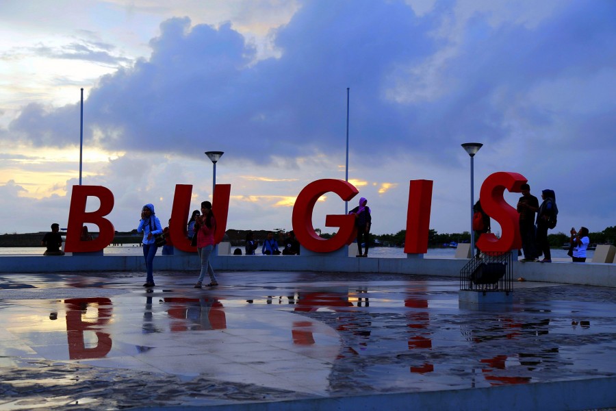 Pantai losari sudah menjadi ikon dari makassar dan merupakan salah satu tempat wisata. Lagu Bugis: 6 Lagu Berbahasa Bugis yang Mungkin Kamu Tahu