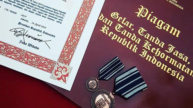 Warga negara indonesia berakhlak dan. Satya Lencana Karya Satya Penghargaan Pns Gimana Cara Dapetnya