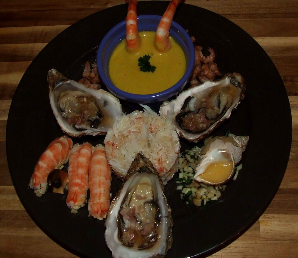 [Noël] L’entrée fraiche, plateau de fruits de mer arrangé.