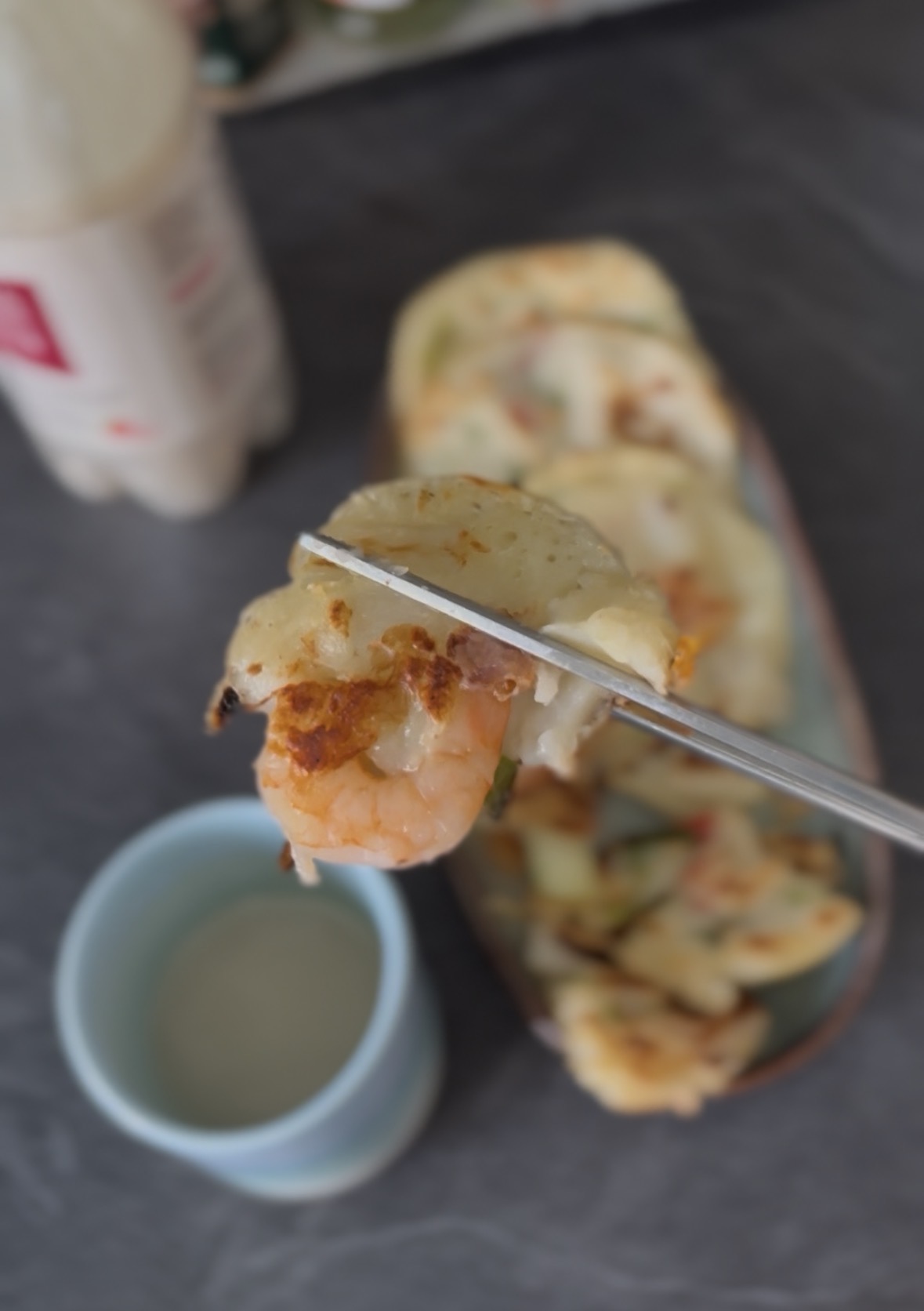 Haemul Pajeon tagliato a spicchi e pronto da gustare, con gamberi e cipollotti ben visibili all'interno.