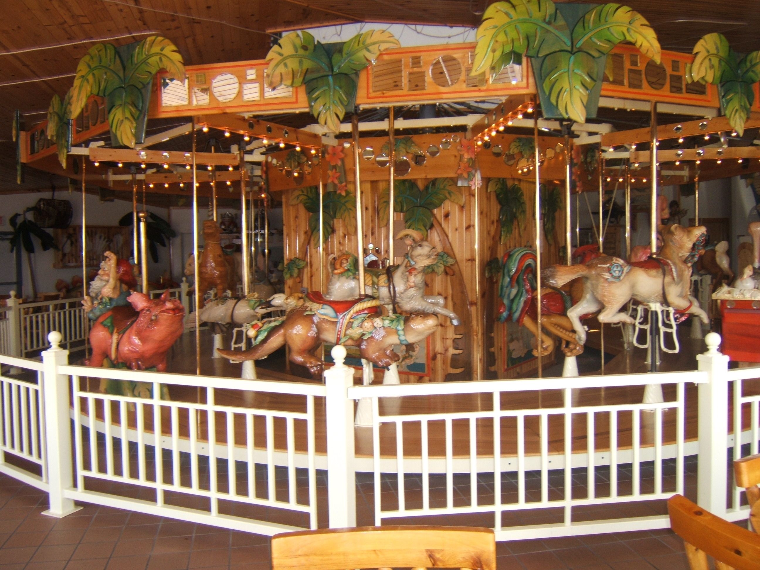 Lark Toys, Kellogg, nel Minnesota: potrai trasportarti indietro nel tempo al galoppo di un carosello nel caleidoscopico viaggio tra balocchi artigianali.