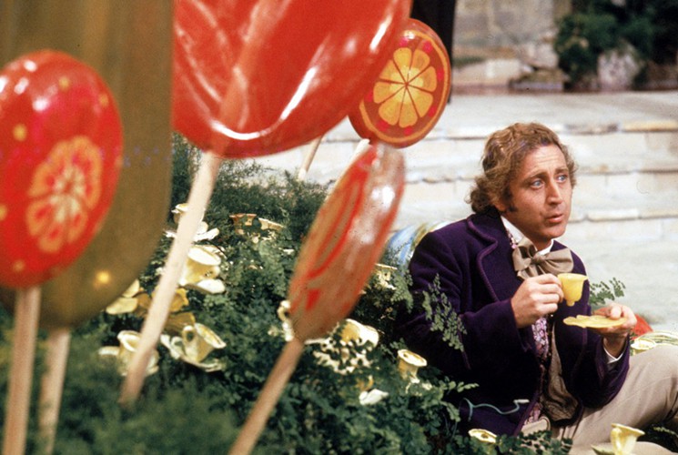 La tazza a forma di fiore mangiata da Wonka era fatta di cera; Gene Wilder ha dovuto masticare i pezzi di cera fino alla fine della ripresa.