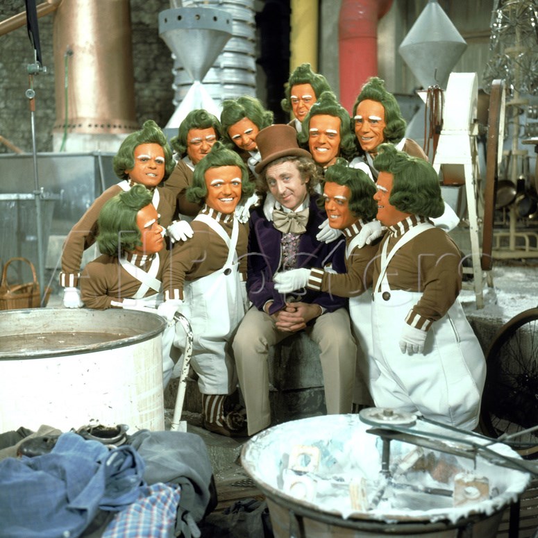 Nel film, gli Oompa Loompa (in italiano Umpa Lumpa) sono interpretati da 10 differenti persone, di cui una femmina; nel remake di Tim Burton, invece, l'attore Deep Roy è stato clonato più e più volte con gli effetti speciali.