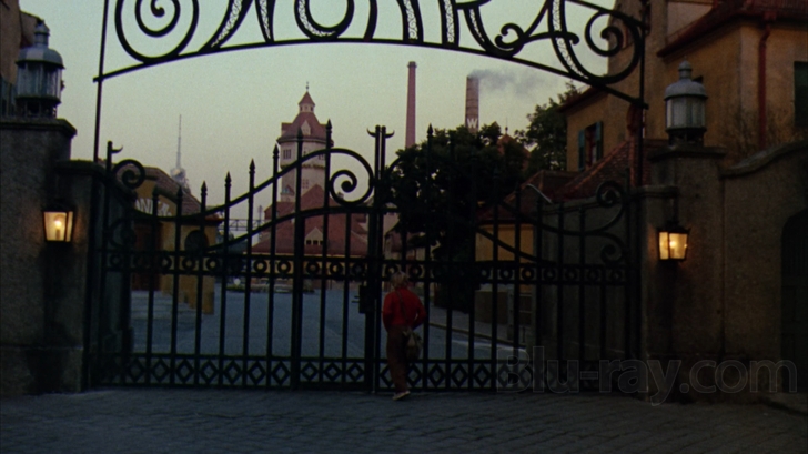 Gli esterni della fabbrica di cioccolato furono girati al Munich gasworks.