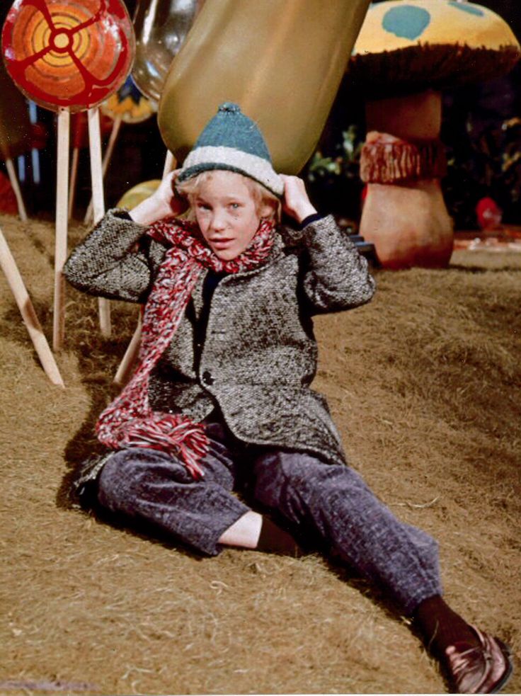 Durante le riprese, sia Denise Nickerson (Violet Beauregard) che Julie Alba Cole (Veruca Salt) si presero una cotta a per Peter Ostrum (Charlie Bucket): per non litigarselo, decisero di stare con lui sul set a giorni alterni.