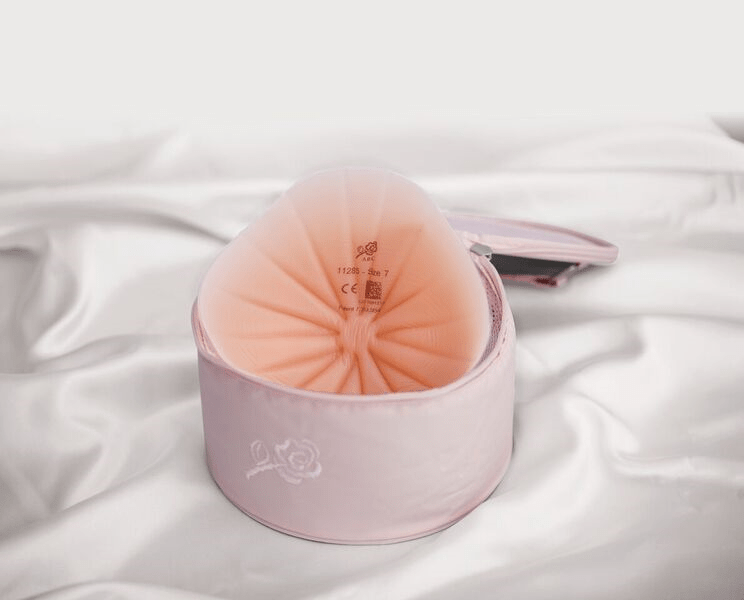 Back layer features a patented design that massages, cools and hugs the chest wall for a comfortable fit. Massage channels prevent shaper from collapsing.