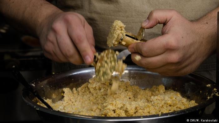 الفلافل.. شيف سوري يعرّف لندن على سوريا ويغيث لاجئيها الفلافل.. شيف سوري يعرّف لندن على سوريا ويغيث لاجئيها