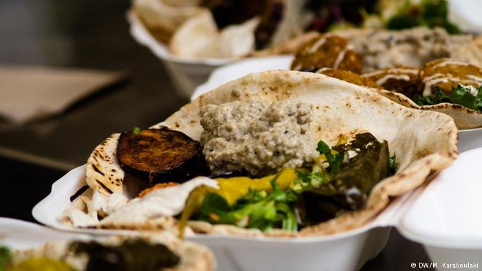 الفلافل.. شيف سوري يعرّف لندن على سوريا ويغيث لاجئيها الفلافل.. شيف سوري يعرّف لندن على سوريا ويغيث لاجئيها