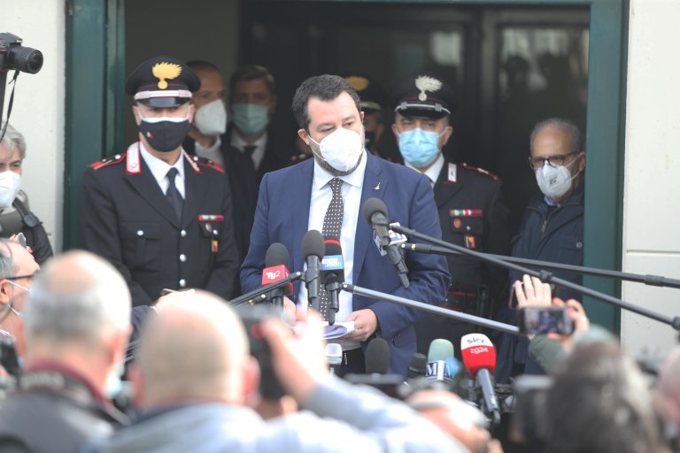 Scritta rossa sulla sede lega di cassano magnago (varese). Migrants Salvini Tells Judge He Defended Border In 2019 Open Arms Case Infomigrants
