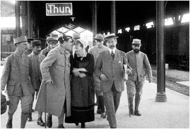 Historische Schwarz-Weiss-Aufnahme von Reisenden am Bahnhof Thun