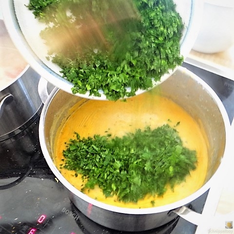 Petersiliensuppe mit Ricotta Rote Bete Nocken (24)