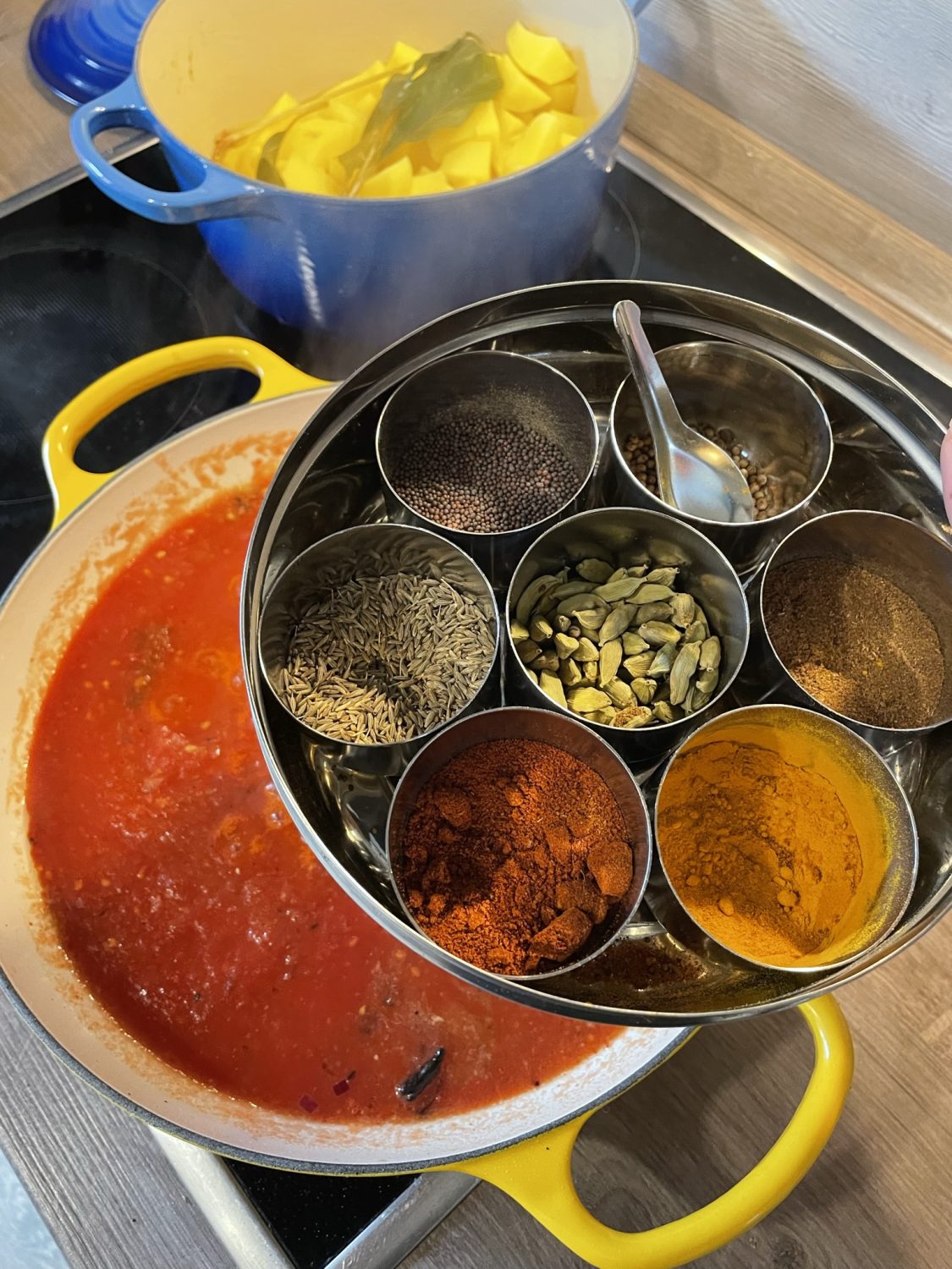 Dabba Dose mit Gewürzbehältern