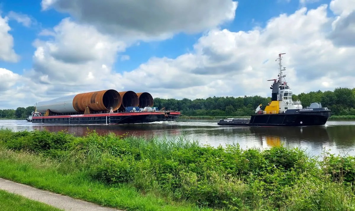 Monopile-Transport auf dem Nord-Ostsee-Kanal mit Wagenborg Barge 8 und Schlepper Grossnordsee