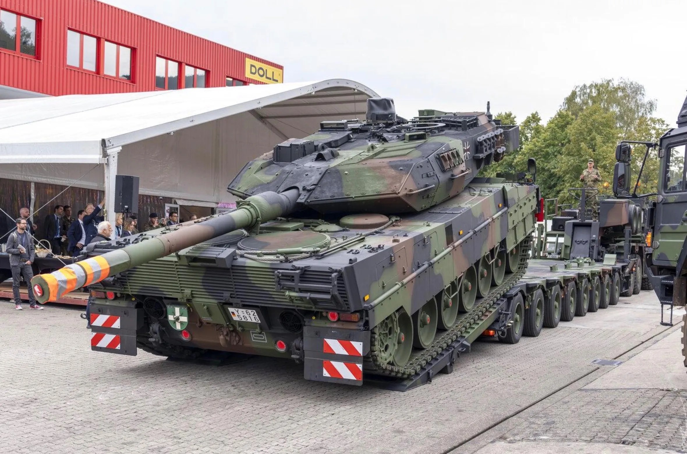Schwerlasttransport eines Kampfpanzers auf einem Tieflader – die Rüstungsindustrie stellt Transport- und Logistikunternehmen vor neue Investitionsentscheidungen.