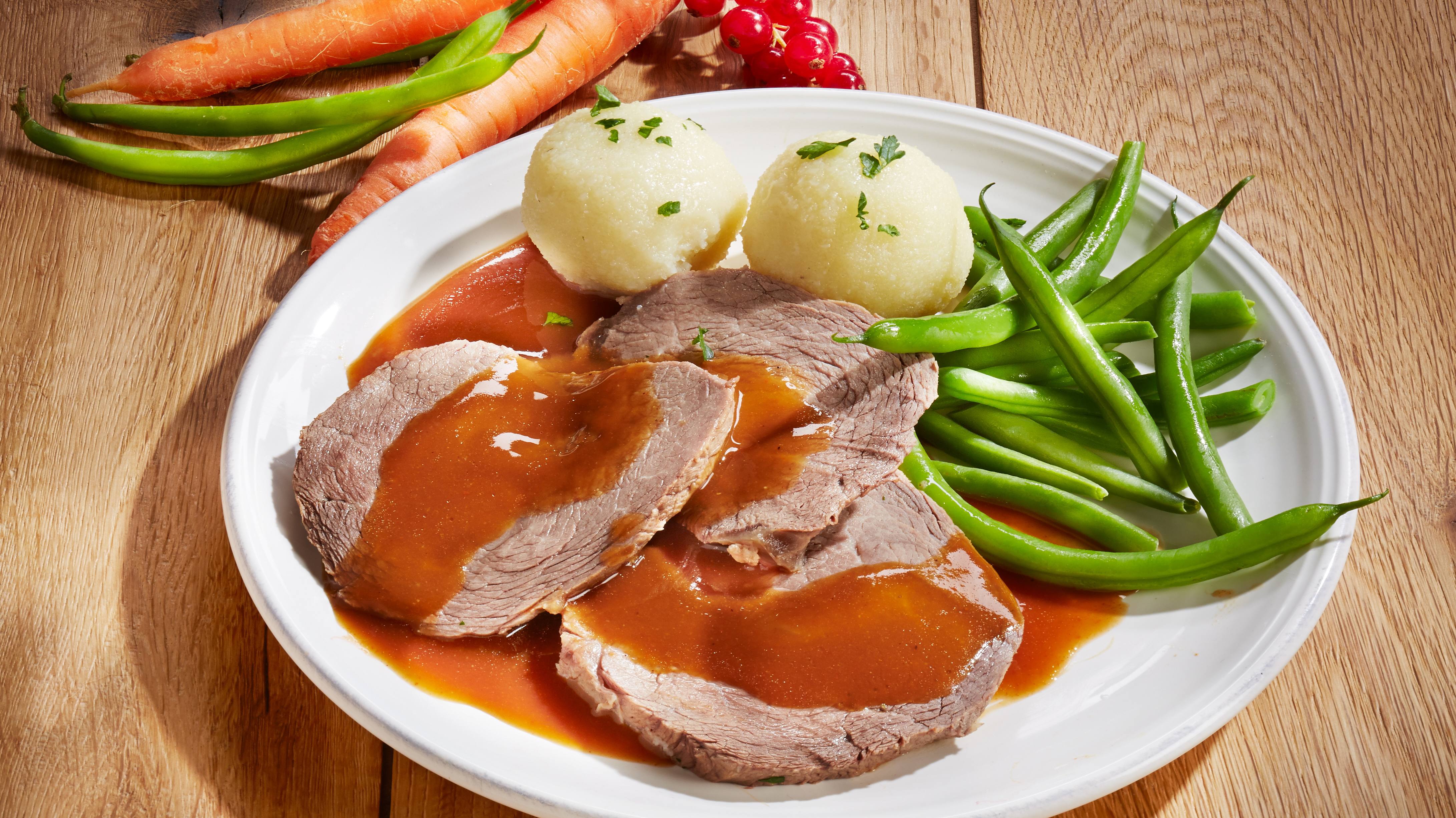 Serve With Knorr Potato Dumplings Or Spaetzle Sweet And Sour Red Cabbage And A Side Of Applesauce Happi German Sauerbraten Recipe Sauerbraten Recipe Recipes Den Braten mit der abgemessenen Marinade ablschen.