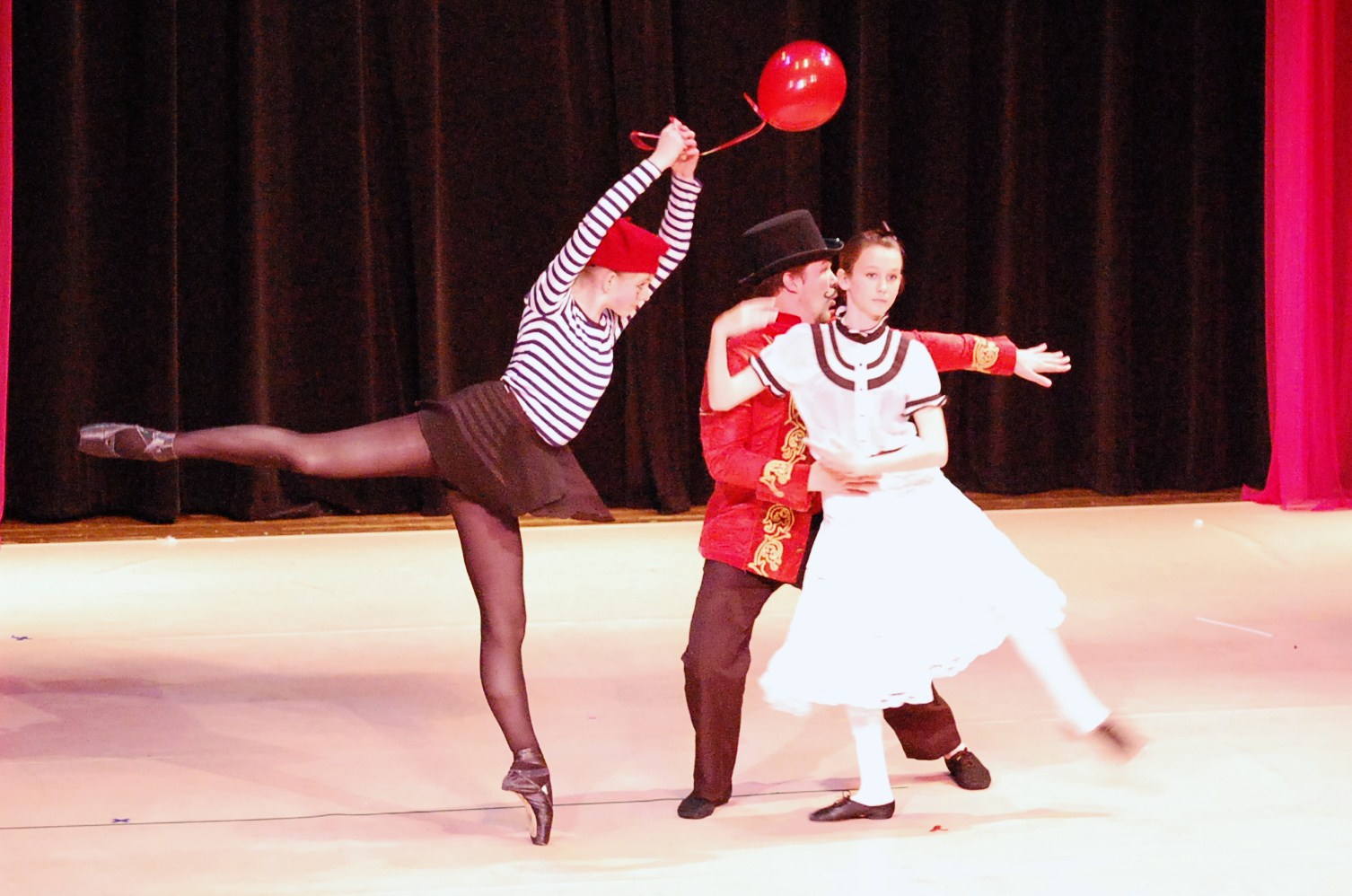 LE PETITE BALLON ROUGE: ROXIE LEBENZON - MIME, SAS - PIERRE TOULOUSE, SARAH DRISKO - GIRL (P2P DANCE RECITAL 2009)