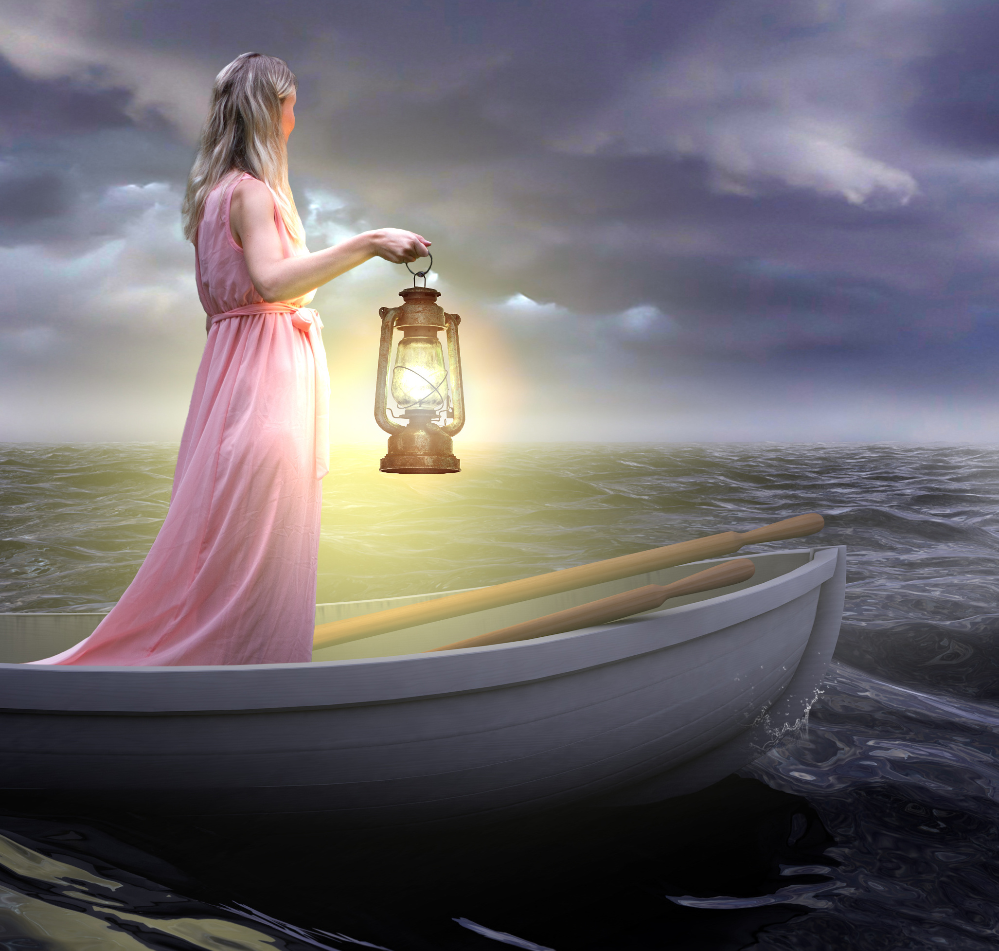 Frau im Ruderboot steuert auf Leuchtturm zu By Mediaparts