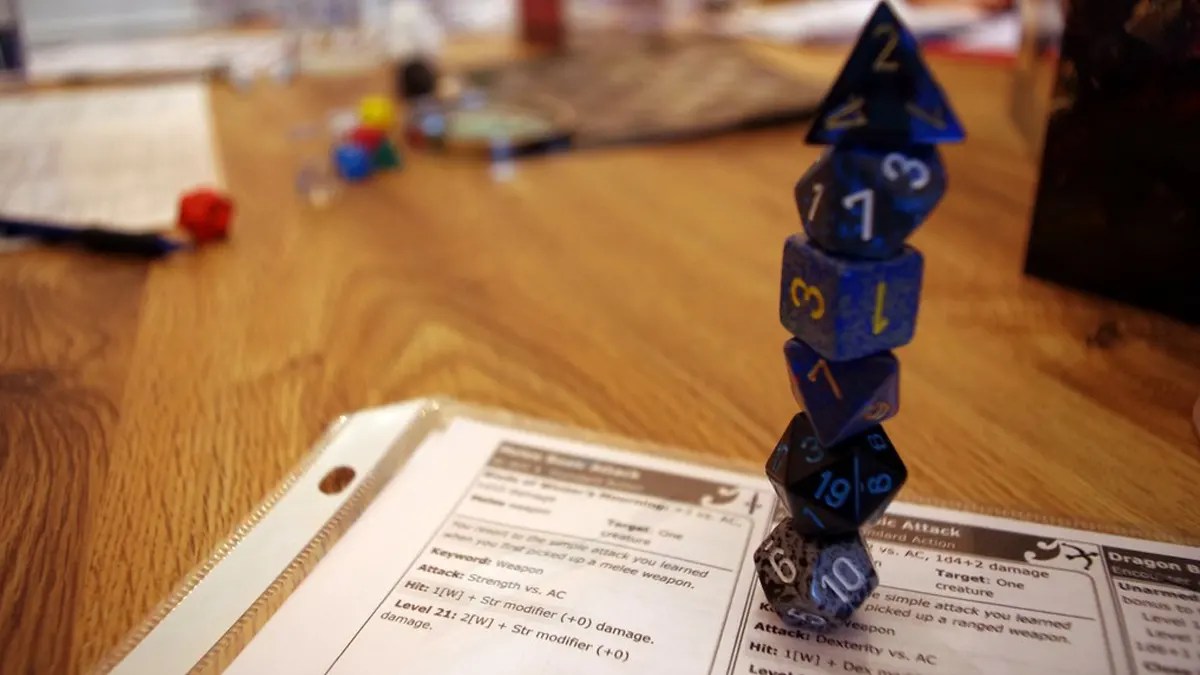 Comprendre un jeu de rôle : entre règles et univers