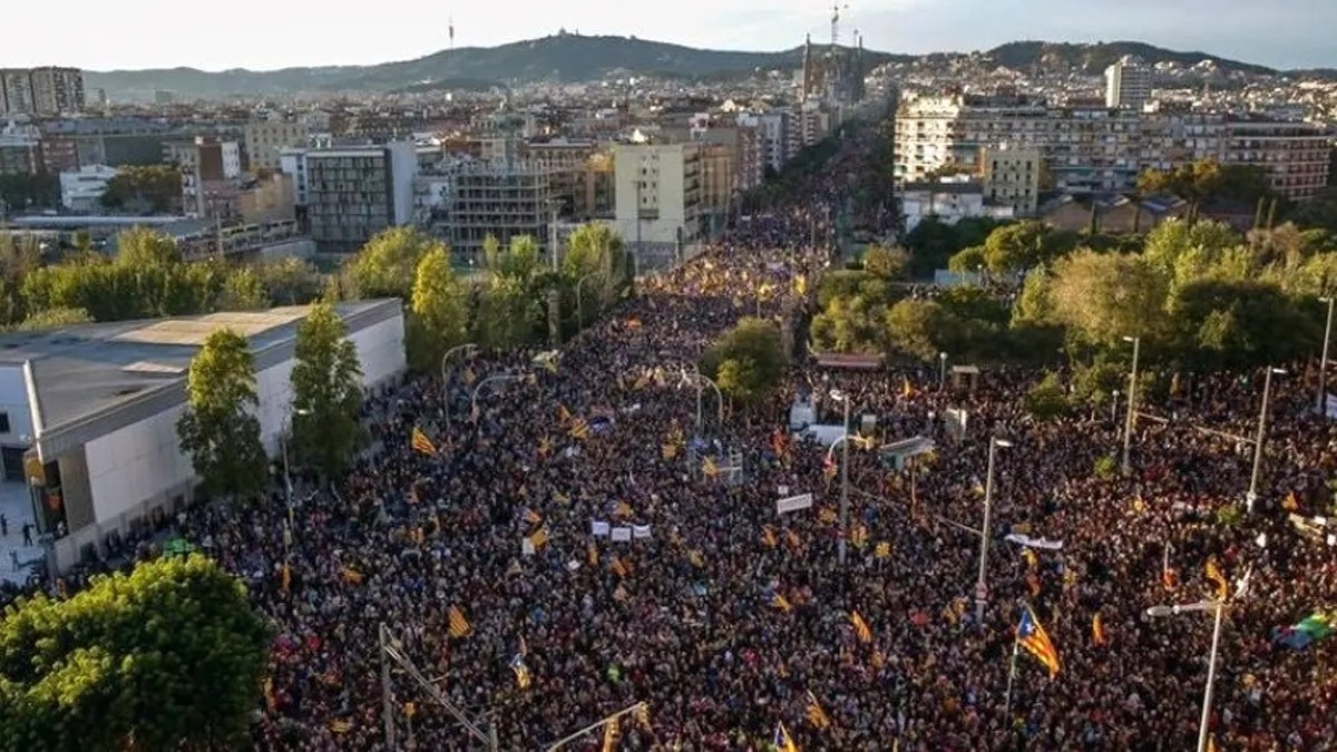 L’Estaca : un pieu, des cordes, et des gens qui tirent ensemble