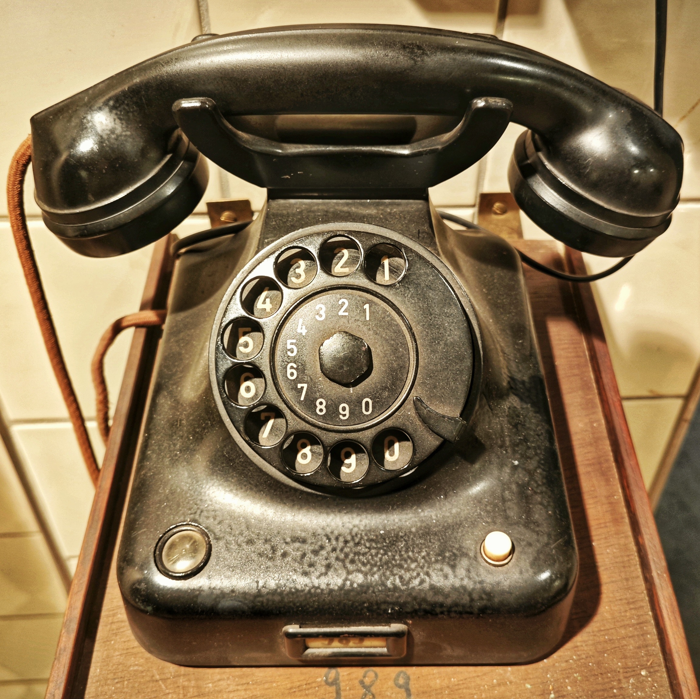 Altes schwarzes Telefon mit Wählscheibe in den Katakomben des Staatsschauspiels Dresden.