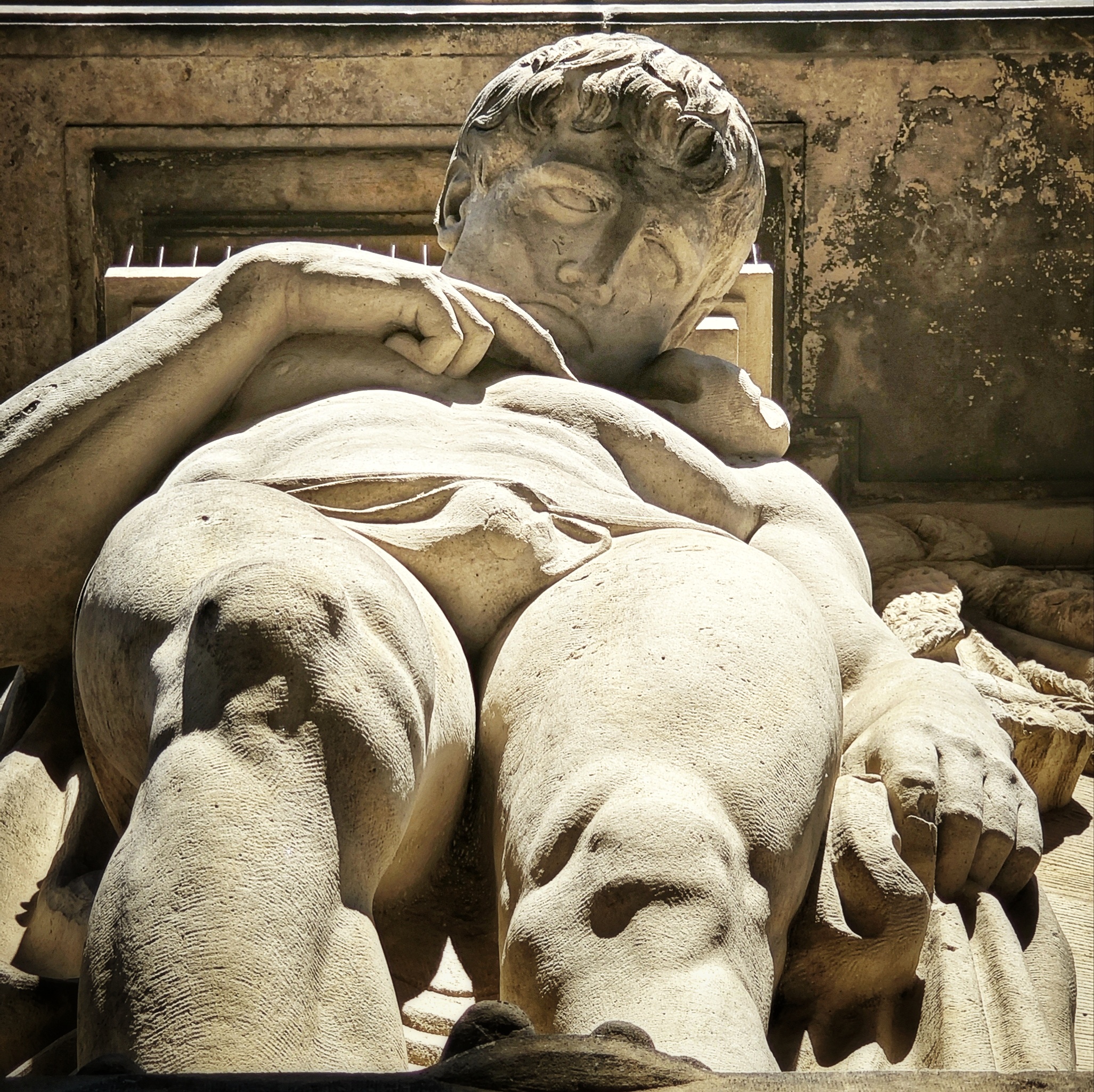 Linker der beiden Atlanten am Portal des Südeingangs zum Ständehaus in Dresden, unmittelbar gegenüber des Fürstenzugs.