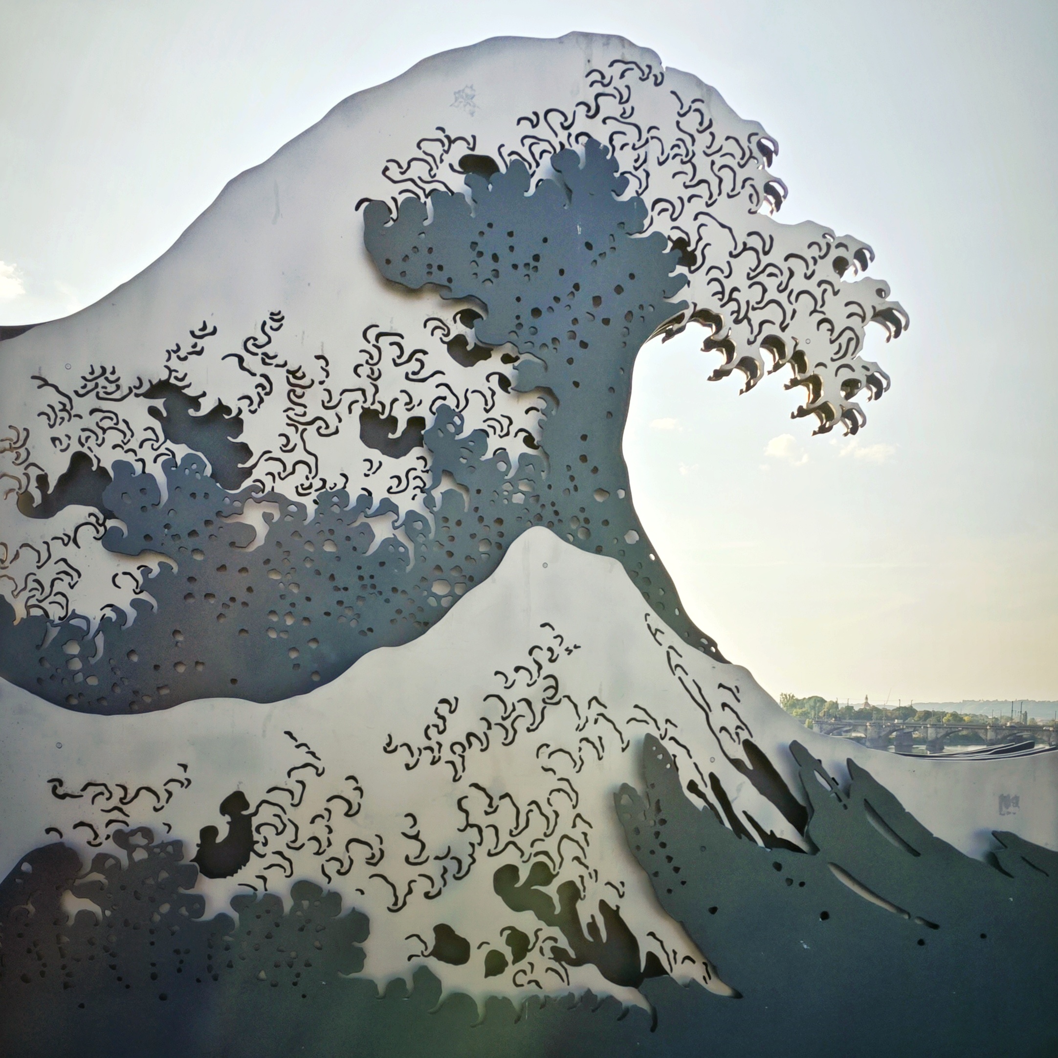 "Die große Welle vor Kanagawa" von Katsushika Hokusai als mehrschichtige Metallplastik auf der Augustusbrücke in Dresden.
