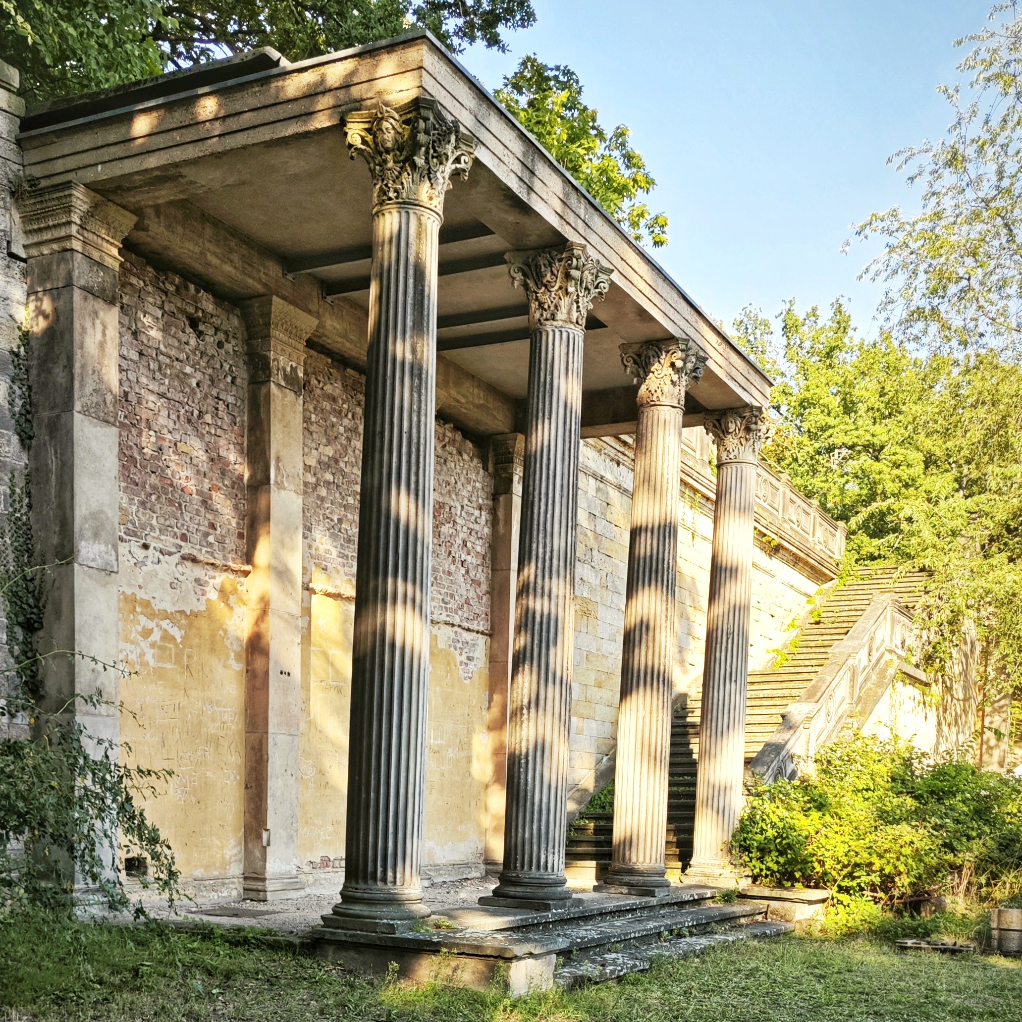 Portikus mit vier Korinthischen Säulen im Römischen Bad unterhalb von Schloss Albrechtsberg am Dresdner Elbufer.