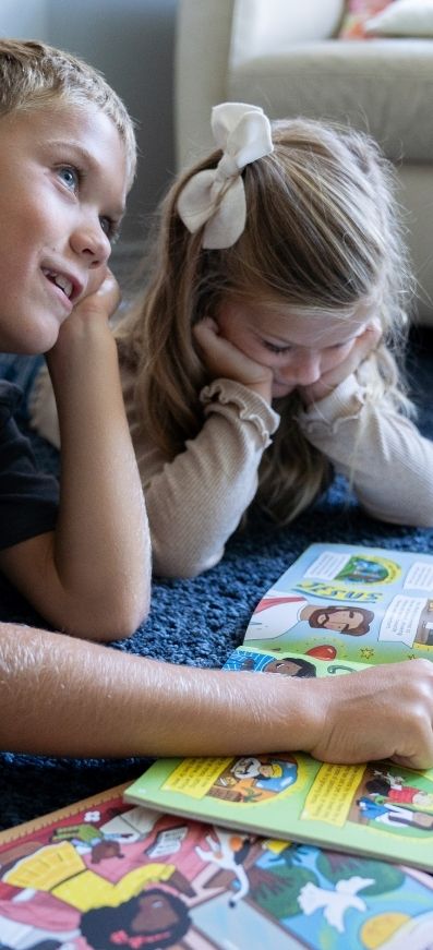 Children learning how to pray with family discipleship magazine