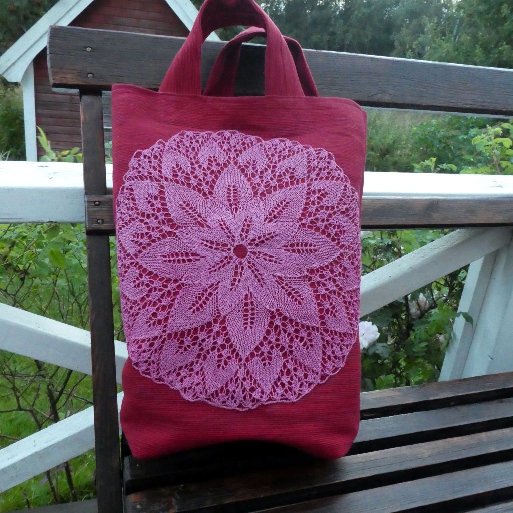 Ripskasse med virkad spetsduk som applikation